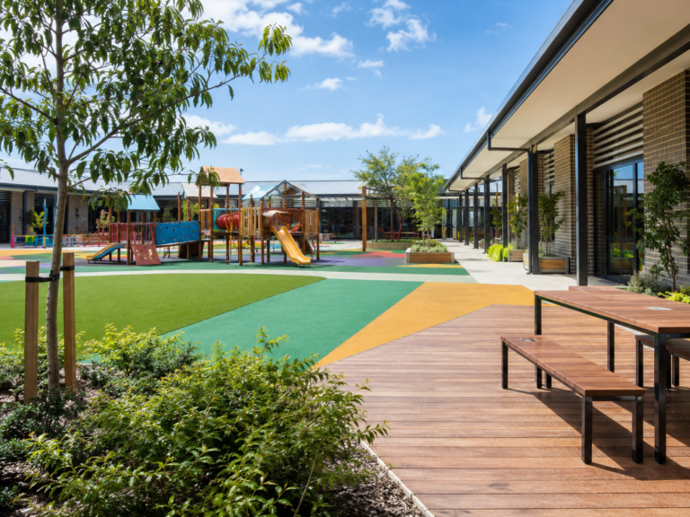 Patio escolar con área de juegos al aire libre en Raíces del Saber.