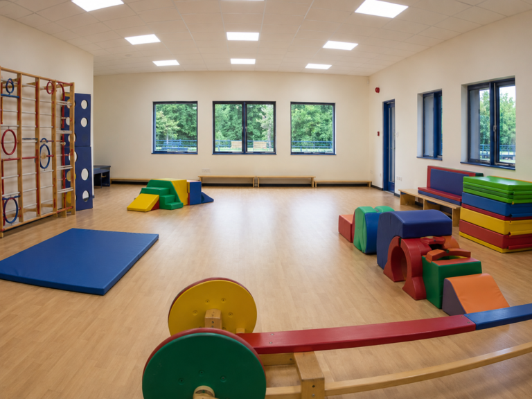 Salón de psicomotricidad con juegos y material didáctico en Raíces del Saber.