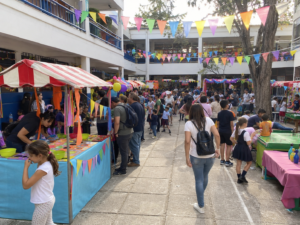 Demostrar la Felicidad del Festival Escolar para los alumnos